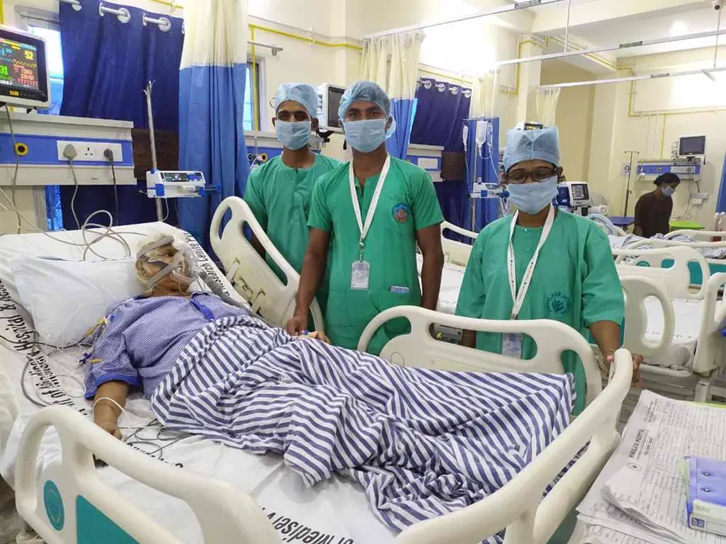 Advanced medical ward and doctors at the best Ayushman Hospital in Sipara Patna